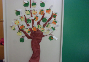 wystawa wykonanych prac plastycznych, sylwety jabłka wyklejone papierem kolorowym na drzewie
