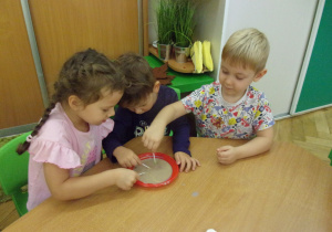 dzieci uczestniczą w eksperymencie z barwnikami spożywczymi