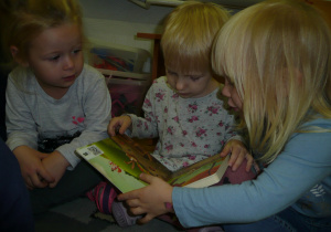 Smyki i Tuptusie oglądają książeczki