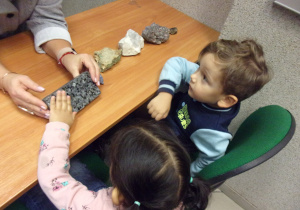 dzieci oglądają skamieliny