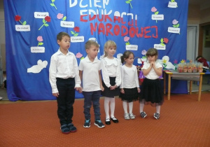 dzieci w strojach galowych podczas prezentacji wiersza