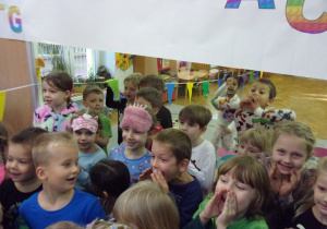dzieci słuchające instrukcji odnoście biegu w piżamach