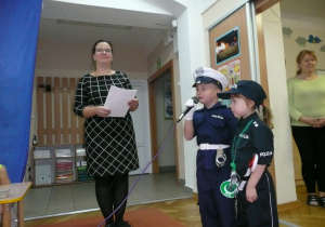 inscenizacja w wykonaniu grupy Żaczki - dwoje dzieci w strojach policjantów
