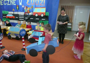 inscenizacja w wykonaniu grupy Żaczki - chłopiec poszkodowany podczas potracenia przez zabawkowy samochód