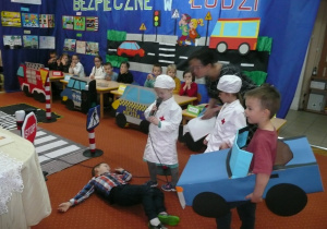 inscenizacja w wykonaniu grupy Żaczki - chłopiec poszkodowany podczas potracenia przez zabawkowy samochód, pracownicy pogotowia