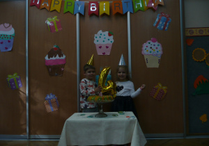 dwoje dzieci obchodzących czwarte urodziny