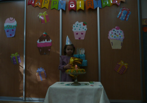 dziewczynka obchodząca piąte urodziny
