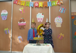 dwoje dzieci obchodzących szóste urodziny
