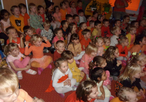 dzieci podczas oglądania teatrzyku