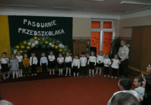 dzieci z grupy Tuptusie w białych bluzeczkach recytują wiersze