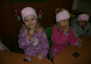 dziewczynki w szflafroczkach z opaskami na głowach