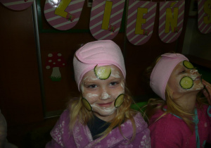 dziewczynki w szlafroczkach, opaskach na głowach maseczkach z ogórkami