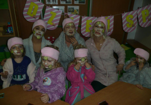 dziewczynki w szlafroczkach, opaskach na głowach maseczkach z ogórkami, w tle napis "Dzień SPA"