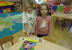 dwie dziewczynki dopasuwują obrazki do ilustracji