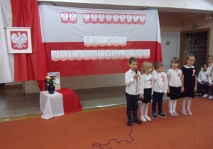 Juniorzy recytują wiersze z okazji Dnia Niepodległości