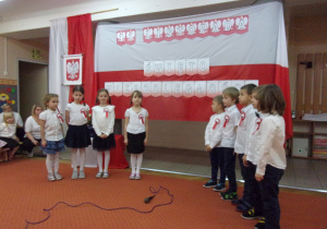 Juniorzy recytują wiersze z okazji Dnia Niepodległości