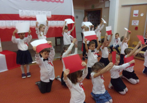 Juniorzy trzymają kartki czerwone, białoczerwone i białe