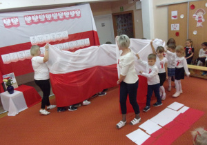 Juniorzy trzymają flagę Polski