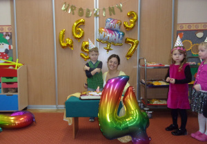 czteroletni Solenizant na tle dekoracji Urodzinkowej