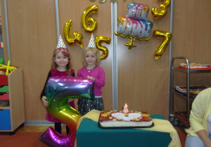 pięcioletnie Solenizantki na tle dekoracji Urodzinkowej