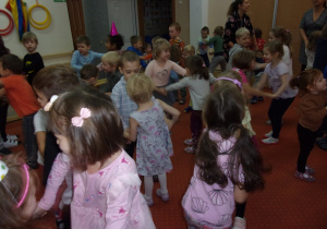 urodzinkowa zabawa taneczna na sali gimnastycznej