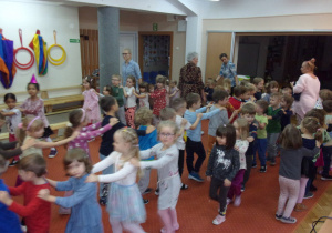 urodzinkowa zabawa taneczna na sali gimnastycznej