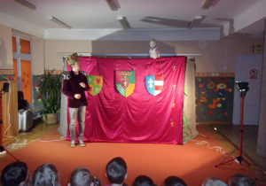 aktor teatru WidziMiSię na tle dekoracji do przedstawienia "Żabi Królewicz"