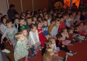 dzieci podczas przedstawienia "Żabi Królewicz"
