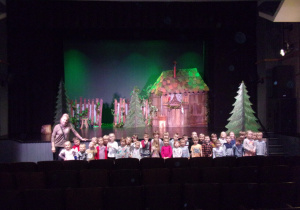 dzieci w Teatrze Piccolo - zdjęcie grupowe na tle dekoracji do przedstawienia