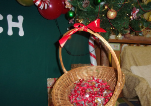 koszyk z ozdobionymi świątecznymi pierniczkami