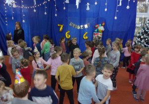 dzieci tańczą w parach na sali gimnastycznej