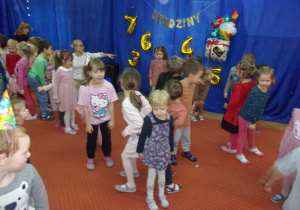 dzieci tańczą w parach na sali gimnastycznej