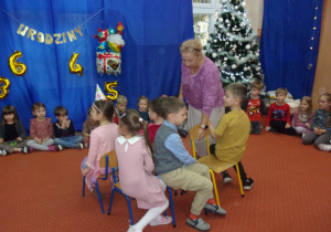 dzieci biorą udział w zabawie z krzesełkami
