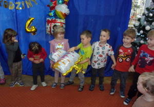 dzieci biorą udział w zabawie w przekazywanie tortu
