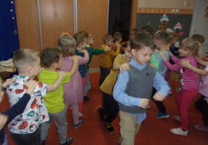 dzieci tańczą "w pociągach"
