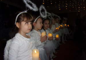 dziewczynki ze światełkami w strojach aniołków