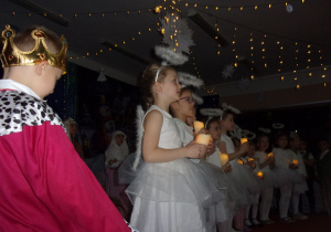 dziewczynki w strojach aniołków podczas recytacji wiersza