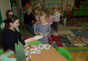 Tuptusie otrzymają materiały do wykonania kartek świątecznych