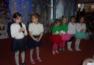 dziewczynki w roli aktorów bajki "Królowa Śniegu"