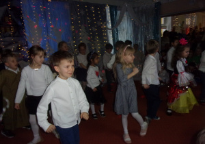 Juniorzy i Żaczki podczas tańca