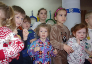 dzieci podczas zabawy urodzinkowej