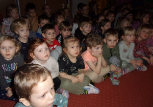 dzieci podczas oglądania przedstawienia