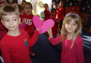 dzieci podczas zabawy łączenia w pary rozciętych serc