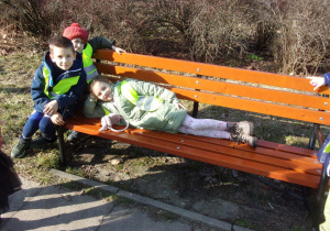 Juniorzy na ławce w parku