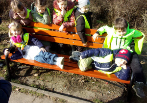 Juniorzy na ławce w parku