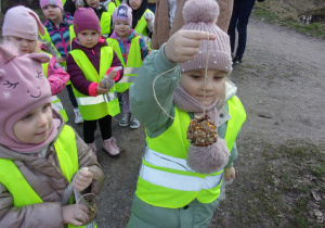 dzieci trzymają w rękach przygotowany pokarm dla ptaków