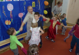wspólny taniec dzieci ze wszytkich grup na sali gimnastycznej