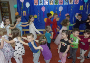 dzieci tańczą w "pociagach" na sali gimnastycznej