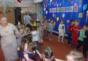 dzieci tańczą w "pociagach" na sali gimnastycznej