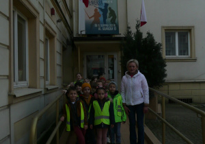 Juniorzy przed Muzeum Tradycji Niepodległościowych